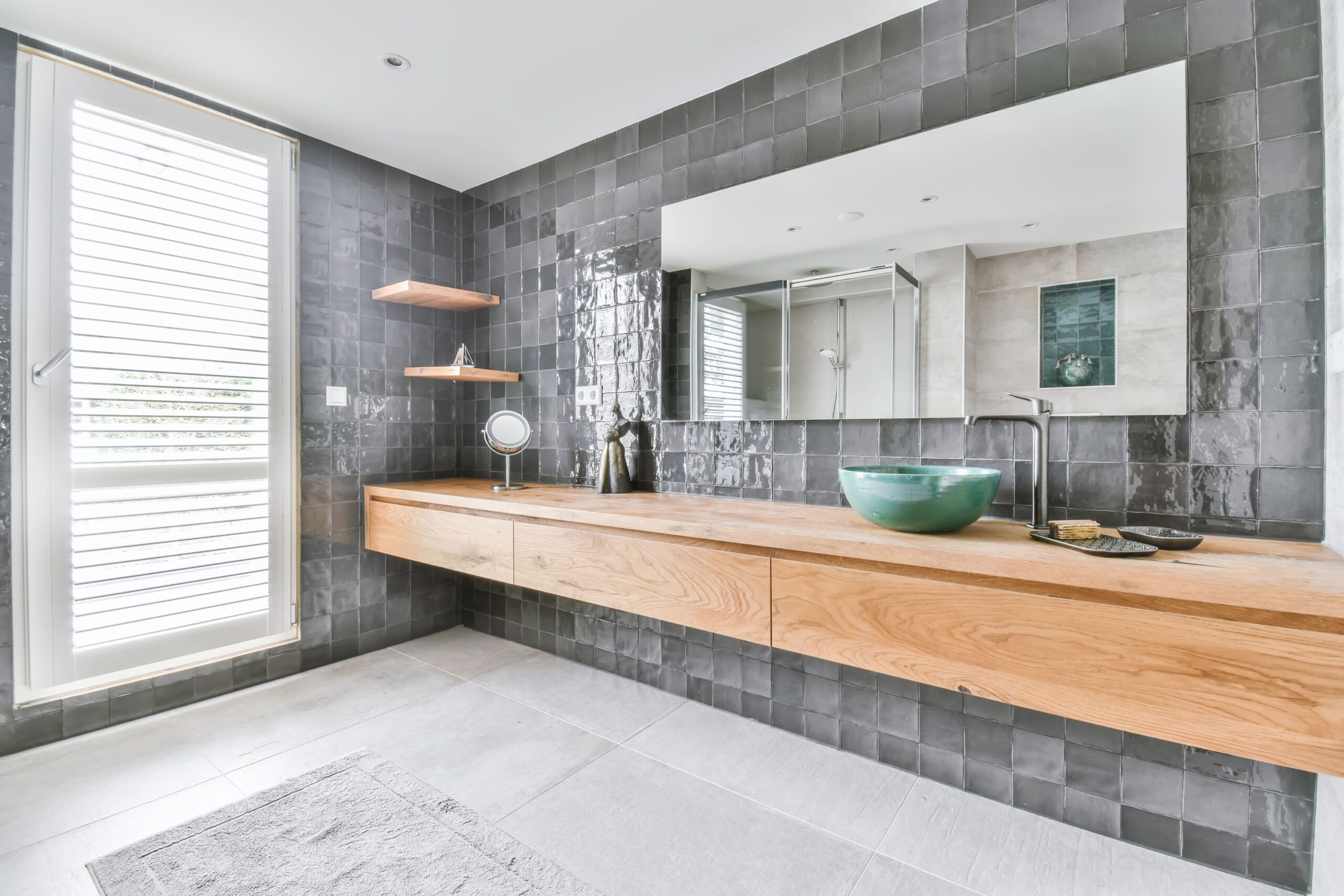 stylish-bathroom-with-large-marble-tiles